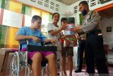Kapolres Nias AKBP Deni Kurniawan sumbang kursi roda kepada penyandang disabilitas