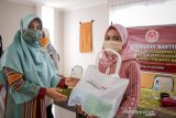 Dekranasda NTB memberikan bantuan sembako perajin terdampak COVID-19