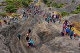 Warga berjalan menuju kawah untuk melempar sesaji pada ritual adat Yadnya Kasada di Tengger, Gunung Bromo, Probolinggo, Jawa Timur, Senin (6/7/2020). Upacara lelabuh pada rangkaian ritual yadnya kasada itu, sebagai sesembahan suku Tengger kepada Sang Hyang Widhi. Antara Jatim/Budi Candra Setya/zk