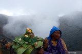 Warga menunggu sesaji yang dilempar di kawah untuk diambil pada ritual adat Yadnya Kasada di Tengger, Gunung Bromo, Probolinggo, Jawa Timur, Senin (6/7/2020). Upacara lelabuh pada rangkaian ritual yadnya kasada itu, sebagai sesembahan suku Tengger kepada Sang Hyang Widhi. Antara Jatim/Budi Candra Setya/zk