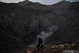 Warga mencari sesaji yang dilempar oleh masyarakat Suku Tengger ke kawah Gunung Bromo dalam rangka perayaan Yadnya Kasada, Probolinggo, Jawa Timur, Selasa (7/7/2020). Perayaan Yadnya Kasada merupakan bentuk ungkapan syukur dan penghormatan kepada leluhur masyarakat Suku Tengger dengan cara melarung sesaji berupa hasil bumi dan ternak ke kawah Gunung Bromo. Antara Jatim/Zabur Karuru