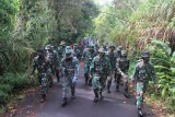 Personel Lantamal VIII latih kemampuan fisik mendaki Gunung Mahawu