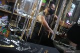 Perajin membuat ukiran logam sebelum di ekspor ke Hongkong di rumah produksi Logam Custom Studio di Buring, Malang, Jawa Timur, Rabu (8/7/2020). Pengusaha kerajinan logam ekspor setempat mengaku, setelah sempat anjlok dari 20 buah menjadi 3 buah per hari, kini permintaannya mulai berangsur normal yakni 10 buah per hari. Antara Jatim/Ari Bowo Sucipto/zk
