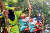 Sejumlah anggota Jalasenastri  Brigif 2 Marinir melakukan aksi panah reaksi saat lomba pembinaan satuan (binsat) Batalyon Unggul Brigif 2 Marinir di Lapangan Jungle Archery Bhumi Marinir Gedangan, Sidoarjo, Jawa Timur, Kamis (9/7/2020). Lomba Binsat Batalyon Unggul tersebut bertujuan untuk mengevaluasi kinerja Brigif 2 Marinir dalam menghadapi tantangan ke depan dalam rangka mmbentuk prajurit yang loyalitas, profesional dan militan. Antara Jatim/Umarul Faruq/zk