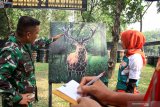 Komandan Brigif 2 Marinir Kolonel Marinir Rudi Harto Marpaung (kiri) melihat hasil panah reaksi saat lomba pembinaan satuan (binsat) Batalyon Unggul Brigif 2 Marinir di Lapangan Jungle Archery Bhumi Marinir Gedangan, Sidoarjo, Jawa Timur, Kamis (9/7/2020). Lomba Binsat Batalyon Unggul tersebut bertujuan untuk mengevaluasi kinerja Brigif 2 Marinir dalam menghadapi tantangan ke depan dalam rangka mmbentuk prajurit yang loyalitas, profesional dan militan. Antara Jatim/Umarul Faruq/zk