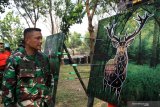 Komandan Brigif 2 Marinir Kolonel Marinir Rudi Harto Marpaung (kiri) melihat hasil panah reaksi saat lomba pembinaan satuan (binsat) Batalyon Unggul Brigif 2 Marinir di Lapangan Jungle Archery Bhumi Marinir Gedangan, Sidoarjo, Jawa Timur, Kamis (9/7/2020). Lomba Binsat Batalyon Unggul tersebut bertujuan untuk mengevaluasi kinerja Brigif 2 Marinir dalam menghadapi tantangan ke depan dalam rangka mmbentuk prajurit yang loyalitas, profesional dan militan. Antara Jatim/Umarul Faruq/zk