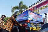 Wali Kota Madiun Maidi (kanan) mencoba keran air untuk mencuci tangan pada Mobil Patroli Tangguh Cegah COVID-19 saat pencanangan di halaman Mapolres Madiun Kota, Madiun, Jawa Timur, Kamis (9/7/2020). Pemkot Madiun bersama Polres Madiun Kota meluncurkan Mobil Patroli Tangguh Cegah COVID-19 yang dioperasikan di ruang publik terutama di tempat kerumuman warga guna membantu warga yang membutuhkan fasilitas seperti mencuci tangan menggunan sabun, penyemprotan disinfektan guna pencegahan penyebaran COVID-19.  Antara Jatim/Siswowidodo/zk