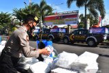 Petugas menyiapkan kelengkapan mobil Mobil Patroli Tangguh Cegah COVID-19 saat pencanangan di halaman Mapolres Madiun Kota, Madiun, Jawa Timur, Kamis (9/7/2020). Pemkot Madiun bersama Polres Madiun Kota meluncurkan Mobil Patroli Tangguh Cegah COVID-19 yang dioperasikan di ruang publik terutama di tempat kerumuman warga guna membantu warga yang membutuhkan fasilitas seperti mencuci tangan menggunan sabun, penyemprotan disinfektan guna pencegahan penyebaran COVID-19. Antara Jatim/Siswowidodo/zk