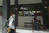 Sejumlah siswa bersama orang tuanya melakukan daftar ulang penerimaan siswa baru di SMA Negeri 2 Indramayu, Jawa Barat, Kamis (9/7/2020).  Pihak sekolah SMA tersebut mengatakan kekurangan siswa dan hanya mendapat separuh dari target kuota sebanyak 432 siswa baru akibat batas zonasi serta banyaknya lembaga penyelenggara pendidikan di daerah itu. ANTARA JABAR/Dedhez Anggara/agr