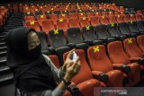 Suasana bangku bioskop CGV Cinemas saat simulasi pembukaan dan peninjauan tempat hiburan di Bandung Electronic Center (BEC), Bandung, Jawa Barat, Kamis (9/7/2020). Simulasi tersebut dilakukan dalam rangka peninjauan kesiapan tempat hiburan bioskop dalam penerapan protokol kesehatan seperti penggunaan alat pelindung wajah bagi karyawan, pembatas jaga jarak, masker, sarung tangan dan cairan disinfektan seiring tatanan normal baru di tengah pandemi COVID-19. ANTARA JABAR/M Agung Rajasa/agr