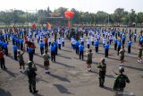 Komandan Brigif 2 Marinir Kolonel Marinir Rudi Harto Marpaung (tengah) menerbangkan balon saat upacara pembukaan lomba pembinaan satuan (binsat) Batalyon Unggul Brigif 2 Marinirdi lapangan Bhumi Marinir Gedangan, Sidoarjo, Jawa Timur, Kamis (9/7/2020). Lomba Binsat Batalyon Unggul tersebut bertujuan untuk mengevaluasi kinerja Brigif 2 Marinir dalam menghadapi tantangan ke depan dalam rangka mmbentuk prajurit yang loyalitas, profesional dan militan. Antara Jatim/Umarul Faruq/zk