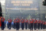 Sejumlah prajurit Korps Marinir mengikuti upacara pembukaan lomba pembinaan satuan (binsat) Batalyon Unggul Brigif 2 Marinir di Lapangan Bhumi Marinir Gedangan, Sidoarjo, Jawa Timur, Kamis (9/7/2020)). Lomba Binsat Batalyon Unggul tersebut bertujuan untuk mengevaluasi kinerja Brigif 2 Marinir dalam menghadapi tantangan ke depan dalam rangka mmbentuk prajurit yang loyalitas, profesional dan militan. Antara Jatim/Umarul Faruq/zk