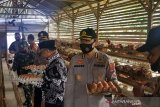 Selain petugas keamanan, Bhabinkamtibmas Kajai Pasaman Barat kembangkan ayam petelur