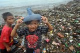 Anak-anak mengumpulkan barang bekas yang bisa dijual di antara timbunan sampah Pantai Muaro Lasak, Padang, Sumatera Barat, Kamis (9/7/2020). Menteri Lingkungan Hidup dan Kehutanan (LHK) Siti Nurbaya mengatakan timbunan sampah pada 2020 diperkirakan mencapai 67,8 juta ton, jumlah tersebut dapat terus bertambah seiring pertumbuhan jumlah penduduk dan meningkatnya kesejahteraan masyarakat. ANTARA FOTO/Iggoy el Fitra/nz