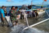 Danramil Marore membawa warga yang sakit ke Tahuna menggunakan panbout