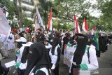 Peserta gabungan dari sejumlah ormas mengikuti unjuk rasa di Jalan Lambung Mangkurat Banjarmasin, Kalimantan Selatan, Jumat (10/7/2020). Mereka menolak Rancangan Undang-Undang Haluan Ideologi Pancasila (RUU HIP) karena dinilai mengandung unsur komunisme dan berharap pemerintah mencabut RUU HIP dari program legislasi nasional (Prolegnas) 2020. Foto Antaranews Kalsel/Bayu Pratama S.