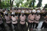 Aparat kepolisian bersiaga di depan DPRD Provinsi Kalsel ketika berlangsung aksi unjuk rasa di Jalan Lambung Mangkurat Banjarmasin, Kalimantan Selatan, Jumat (10/7/2020). Para pengunjuk rasa menolak Rancangan Undang-Undang Haluan Ideologi Pancasila (RUU HIP) karena dinilai mengandung unsur komunisme dan berharap pemerintah mencabut RUU HIP dari program legislasi nasional (Prolegnas) 2020. Foto Antaranews Kalsel/Bayu Pratama S.