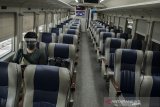 Penumbang duduk di gerbong Kereta Argo Parahyangan rute Bandung-Gambir PP di Stasiun Bandung, Jawa Barat, Jumat (10/7/2020). PT Kereta Api Indonesia kembali mengoperasikan kereta jarak jauh rute Bandung menuju Jakarta dan sebaliknya pada era normal baru yang tahap awal hanya melayani jadwal pada akhir pekan dengan tetap menerapkan protokol kesehatan COVID-19. ANTARA JABAR/Novrian Arbi/agr