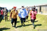 Menteri Kelautan dan Perikanan Edhy Prabowo (kedua kanan) didampingi Bupati Banyuwangi Abdullah Azwar Anas (kanan), meninjau tambak budidaya sidat di Bomo, Banyuwangi, Jawa Timur, Jumat (10/7/2020). Kunjungan kerja Menteri kelautan dan perikanan di Banyuwangi itu, meninjau proses pembesaran dan olahan sidat yang mampu ekspor ke 14 negara. Antara Jatim/Budi Candra Setya/zk