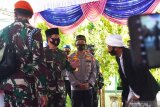 Panglima TNI Marsekal TNI Hadi Tjahjanto (kiri) bersama Kapolri Jenderal Pol Idham Azis (tengah) berbincang dengan Pengasuh Pondok Pesantren Subulul Huda KH Ahmad Mizan Basyari (kanan) saat melakukan kunjungan kerja lingkungan Pondok Pesantren Subulul Huda Kembang Sawit, Madiun, Jawa Timur, Jumat (10/7/2020). Kunjungan kerja Panglima TNI Hadi Tjahjanto dan Kapolri Idham Azis ke pondok pesantren tersebut dalam rangka bersilatirahmi sekaligus ingin memastikan pondok pesantren tersebut telah menerapkan protokol kesehatan pencegahan penyebaran COVID-19, antara lain sering mencuci tangan, menggunakan masker dan menjaga jarak. Antara Jatim/Siswowidodo/zk