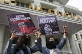 Pengunjuk rasa yang tergabung dalam Poros Revolusi Mahasiswa Bandung berunjuk rasa di depan Gedung Merdeka Bandung, Jawa Barat, Kamis (9/7/2020). Aksi tersebut untuk menuntut DPR RI mencabut UU Minerba, menghentikan pembahasan RUU Omnibus Law dan menuntut pemerintah untuk memberikan pendidikan gratis serta kebijakan yang baik mengatasi pandemi COVID-19. ANTARA JABAR/Novrian Arbi/agr