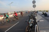 Warga beraktivitas di Jembatan Suroboyo, Surabaya, Jawa Timur, Sabtu (11/7/2020). Jembatan Suroboyo yang merupakan salah satu ikon kota Surabaya berlokasi di kawasan Kenjeran itu ramai  dikunjungi warga saat pandemi COVID-19 untuk berolahraga, bersepeda ataupun sekedar menikmati pemandangan pantai. Antara Jatim/Didik/Zk