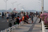 Warga beraktivitas di Jembatan Suroboyo, Surabaya, Jawa Timur, Sabtu (11/7/2020). Jembatan Suroboyo yang merupakan salah satu ikon kota Surabaya berlokasi di kawasan Kenjeran itu ramai  dikunjungi warga saat pandemi COVID-19 untuk berolahraga, bersepeda ataupun sekedar menikmati pemandangan pantai. Antara Jatim/Didik/Zk