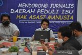 Kontras Sumut menggandeng Kantor Berita ANTARA Sumut latih  jurnalis di Sumut, Dengan menerapkan protokol kesehatan hadir belasan jurnalis dari beberapa Media yang ada di Sumut.