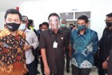 Wali Kota Kediri Abdullah Abu Bakar dan Ketua DPRD Kota Kediri Gus Sunoto setelah rapat paripurna pengumuman pemberhentian Wakil Wali Kota Kediri Lilik Muhibbah di DPRD Kota Kediri, Jawa Timur, Jumat (10/7/2020). Pemberhentian karena Wawali meninggal dunia dan setelahnya partai pengusung akan membahas pengganti Wawali Kediri. Antara Jatim/ Asmaul Chusna/