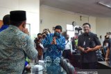 Wali Kota Kediri Abdullah Abu Bakar dan Ketua DPRD Kota Kediri Gus Sunoto setelah rapat paripurna pengumuman pemberhentian Wakil Wali Kota Kediri Lilik Muhibbah di DPRD Kota Kediri, Jawa Timur, Jumat (10/7/2020). Pemberhentian karena Wawali meninggal dunia dan setelahnya partai pengusung akan membahas pengganti Wawali Kediri. Antara Jatim/ Asmaul Chusna/ HO-humas kediri