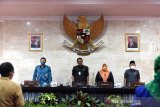 Wali Kota Kediri Abdullah Abu Bakar dan Ketua DPRD Kota Kediri Gus Sunoto setelah rapat paripurna pengumuman pemberhentian Wakil Wali Kota Kediri Lilik Muhibbah di DPRD Kota Kediri, Jawa Timur, Jumat (10/7/2020). Pemberhentian karena Wawali meninggal dunia dan setelahnya partai pengusung akan membahas pengganti Wawali Kediri. Antara Jatim/ Asmaul Chusna/ HO-humas kediri