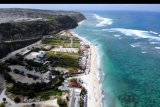 Foto udara suasana Pantai Pandawa, Badung, Bali, Sabtu (11/7/2020). Kawasan pariwisata Pantai Pandawa yang menawarkan sejumlah atraksi wisata seperti paralayang dan perahu kano tersebut mulai dibuka kembali bagi kunjungan wisatawan setelah sempat ditutup lebih dari tiga bulan untuk mengantisipasi wabah COVID-19. ANTARA FOTO/Fikri Yusuf/nym.