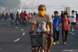 Warga beraktivitas di Jembatan Suroboyo, Surabaya, Jawa Timur, Sabtu (11/7/2020). Jembatan Suroboyo yang merupakan salah satu ikon kota Surabaya berlokasi di kawasan Kenjeran itu ramai  dikunjungi warga saat pandemi COVID-19 untuk berolahraga, bersepeda ataupun sekedar menikmati pemandangan pantai. Antara Jatim/Didik/Zk