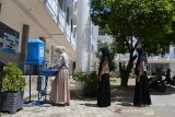 Beberapa murid baru mencuci tangan di tempat wastafel saat simulasi penerapan protokol kesehatan di SMA-1 Banda Aceh, Aceh, Sabtu (11/7/2020). Sebagian SMA/SMK di daerah itu menyatakan siap memulai Proses Belajar Mengajar (PBM) tahun ajaran baru 2020/2021 yang dijadwalkan pada, Senin (13/7/2020), baik secara tatap muka maupun daring dengan penerapan prorokol kesehatan guna mencegah penyebaran COVID-19, namun hingga saat ini pihak sekolah masih menunggu keputusan dari pemerintah. Antara Aceh/Ampelsa.