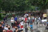 Warga berolahraga di kawasan Jalan Jendral Sudirman Banjarmasin, Kalimantan Selatan, Minggu (12/7/2020). Warga tetap berolahraga meski Hari Bebas Kendaraan Bermotor (HBKB) atau Car Free Day (CFD) di tiadakan dengan alasan menghindari terjadinya kerumunan warga untuk mencegah penyebaran COVID-19. Foto Antaranews Kalsel/Bayu Pratama S.