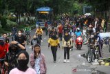 Warga berolahraga di kawasan Jalan Jendral Sudirman Banjarmasin, Kalimantan Selatan, Minggu (12/7/2020). Warga tetap berolahraga meski Hari Bebas Kendaraan Bermotor (HBKB) atau Car Free Day (CFD) di tiadakan dengan alasan menghindari terjadinya kerumunan warga untuk mencegah penyebaran COVID-19. Foto Antaranews Kalsel/Bayu Pratama S.