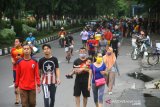 Warga berolahraga di kawasan Jalan Jendral Sudirman Banjarmasin, Kalimantan Selatan, Minggu (12/7/2020). Warga tetap berolahraga meski Hari Bebas Kendaraan Bermotor (HBKB) atau Car Free Day (CFD) di tiadakan dengan alasan menghindari terjadinya kerumunan warga untuk mencegah penyebaran COVID-19. Foto Antaranews Kalsel/Bayu Pratama S.