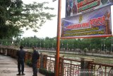 Petugas Satpol PP berjaga di kawasan wisata Siring Sungai Martapura Jalan Kapten Piere Tandean Banjarmasin, Kalimantan Selatan, Minggu (12/7/2020). Pemerintah Kota Banjarmasjn menutup kembali wisata Siring Sungai Martapura di Jalan Kapten Piere Tandean dengan alasan menghindari terjadinya kerumunan warga untuk mencegah penyebaran COVID-19. Foto Antaranews Kalsel/Bayu Pratama S.