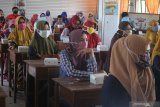 Orang tua siswa baru mengikuti pengarahan saat Masa Pengenalan Lingkungan Sekolah (MPLS) di SDN Lawangan Daya 2, Pamekasan, Jawa Timur, Sabtu (11/7/2020). Dalam pertemuan tersebut disampaikan tentang sistem pembelajaran dimasa Pandemi COVID-19 dan pelaksanaan MPLS bagi siswa baru yang akan dilaksanakan secara Daring. Antara Jatim/Saiful Bahri/zk