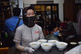 Pramusaji menghidangkan bakso kepada pengunjung saat peluncuran Resto Tangguh Semeru di sebuah resto bakso di Kota Madiun, Jawa Timur, Sabtu (11/7/2020) malam. Pemkot bersama Polres Madiun Kota meluncurkan Resto Tangguh Semeru yang telah menerapkan secara ketat protokol kesehatan pencegahan penyebaran COVID-19 dan diharapkan resto bakso yang telah diresmikan tersebut bisa menjadi percontohan bagi resto yang lain. Antara Jatim/Siswowidodo/zk