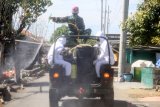 Prajurit Marinir menyemprotkan cairan disinfektan saat bakti sosial Korps Marinir TNI AL di Desa Tambak Cemandi, Sedati, Sidoarjo, Jawa Timur, Senin (13/7/2020). Kegiatan Bakti Sosial berupa pengobatan umum, pemberian Sembako, penyemprotan disinfektan serta pembuatan sarana cuci tangan permanen dan portable di wilayah Pasmar 2 tersebut dalam rangka penanggulangan bencana nasional non alam penyebaran wabah COVID-19 dan bentuk kepedulian terhadap masyarakat. Antara Jatim/Umarul Faruq/zk