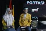 Murid SMA Muhammadiyah 2 (Smamda) Raissa Ariella (kiri) dan Hilmi Yavi Ramadhani (kanan) memandu kegiatan Forum Taaruf dan Orientasi Siswa (Fortasi) 2020 secara daring di Surabaya, Jawa Timur, Senin (13/7/2020). Fortasi 2020 yang digelar secara daring dengan memanfaatkan aplikasi video konferensi tersebut guna mencegah penyebaran COVID-19 terutama di wilayah yang masih ditetapkan sebagai zona merah dalam peta persebaran COVID-19. Antara Jatim/Moch Asim/zk.