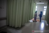 Seorang keluarga pasien Demam Berdarah Dengue (DBD) berkonsultasi dengan perawat di Rumah Sakit Khusus Ibu dan Anak (RSKIA) Bandung, Jawa Barat, Senin (13/7/2020). Kementerian Kesehatan mencatat, kasus DBD di Indonesia hingga Juli 2020 mencapai 71.633 kasus, dan Jawa Barat menjadi provinsi dengan kasus terbanyak yang mencapai 10.772 kasus. ANTARA JABAR/Raisan Al Farisi/agr