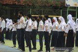 Sejumlah siswa-siswi baru mengikuti apel pembukaan Masa Pengenalan Lingkungan Sekolah (MPLS) di SMA Negeri 2 Indramayu, Jawa Barat, Senin (13/7/2020). Masa MPLS di sekolah tersebut dilakukan dua tahap,  yakni tahap pertama pembekalan serta pembagian kelas di sekolah dengan mengedepankan protokol kesehatan dan tahap kedua dilakukan secara daring selama tiga hari ke depan. ANTARA JABAR/Dedhez Anggara/agr