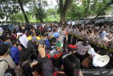 Mahasiswa yang tergabung dalam Fraksi Rakyat Indonesia (FRI) berunjuk rasa di depan Gedung DPRD Provinsi Kalsel di Banjarmasin, Kalimantan Selatan, Senin (13/7/2020). Mereka mendesak DPR untuk menghentikan pembahasan RUU Omnibus Law Cipta Lapangan Kerja. Foto Antaranews Kalsel/Bayu Pratama S.