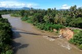 Foto udara jembatan gantung yang putus di Desa Bandungan, Kabupaten Bone Bolango, Gorontalo, Senin (13/7/2020). Jembatan yang dibangun pada tahun 2002 dan menjadi salah satu akses lintas Kecamatan Bulango Utara dan Tapa tersebut putus usai tergerus arus sungai pada Minggu (12/7) kemarin. ANTARA FOTO/Adiwinata Solihin/wsj.