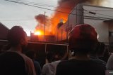 Kebakaran hanguskan toko di Jalan Bandar Olo Padang (Video)