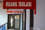 Tenaga kesehatan memakai alat pelindung diri saat menunggu pasien di ruang isolasi Rumah Sakit Dadi Keluarga, Kabupetan Ciamis, Jawa Barat, Selasa (14/7/2020). Kementerian Keuangan menyatakan penyerapan anggaran kesehatan dalam pemulihan pandemi COVID-19 meningkat dari 4,68 persen menjadi 5,12 persen atau sebesar Rp87,55 triliun. ANTARA JABAR/Adeng Bustomi/agr