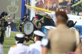 Gendarang Suling Gita Jala Taruna Akademi Angkatan Laut (AAL) beraksi saat Upacara Prasetya Perwira TNI dan Pelantikan Perwira Polri Tahun 2020 di Lapangan Banda, Kesatrian Bumimoro Akademi Angkatan Laut (AAL), Surabaya, Jawa Timur, Selasa (14/7/2020). Upacara dengan Inspektur Upacara Presiden Joko Widodo tersebut digelar secara daring dari Istana Negara, Jakarta. Antara Jatim/Didik/Zk