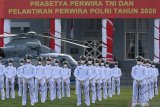 Sejumlah perwira remaja TNI Angkatan Laut mengikuti Upacara Prasetya Perwira TNI dan Pelantikan Perwira Polri Tahun 2020 di Lapangan Banda, Kesatrian Bumimoro Akademi Angkatan Laut (AAL), Surabaya, Jawa Timur, Selasa (14/7/2020). Upacara dengan Inspektur Upacara Presiden Joko Widodo tersebut digelar secara daring dari Istana Negara, Jakarta. Antara Jatim/Didik/Zk